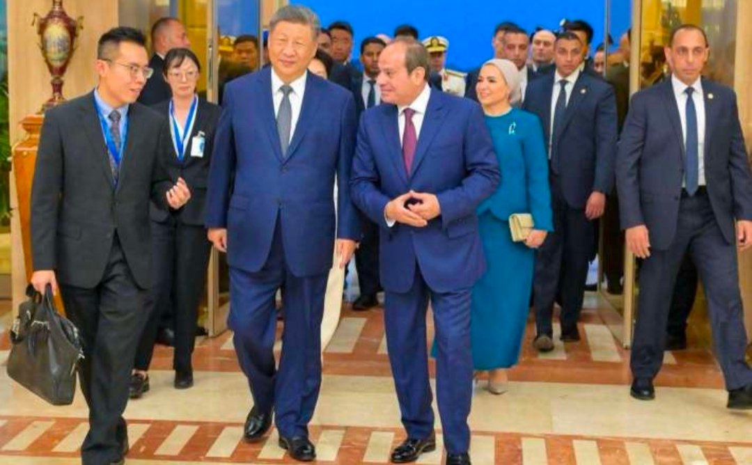 الرئيس السيسى وقرينته يصطحبان رئيس الصين وزوجته فى جولة بالمتحف المصرى الكبير
