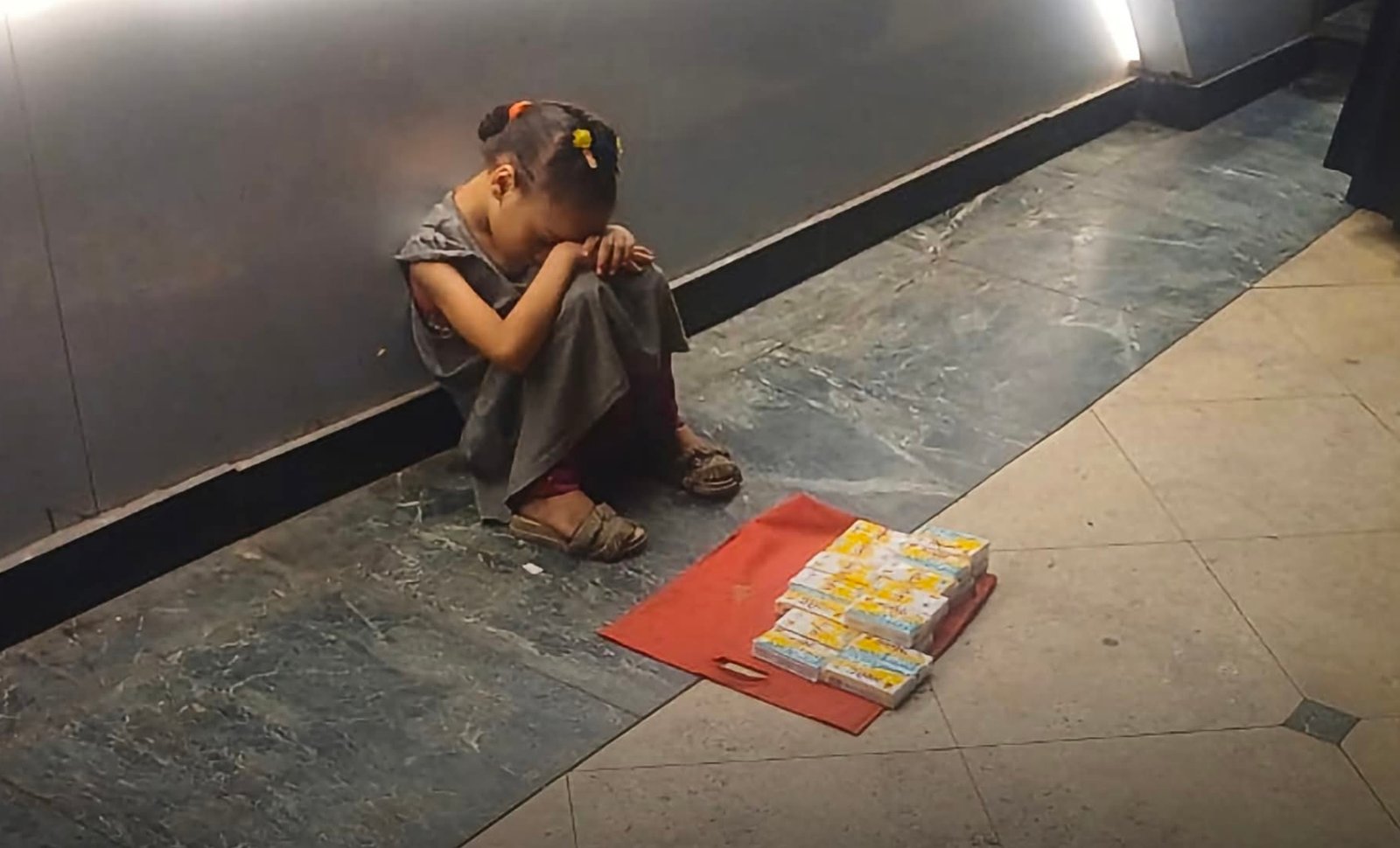 مشهد يبكي المارة بأحد شوارع أسيوط..  طفلة 