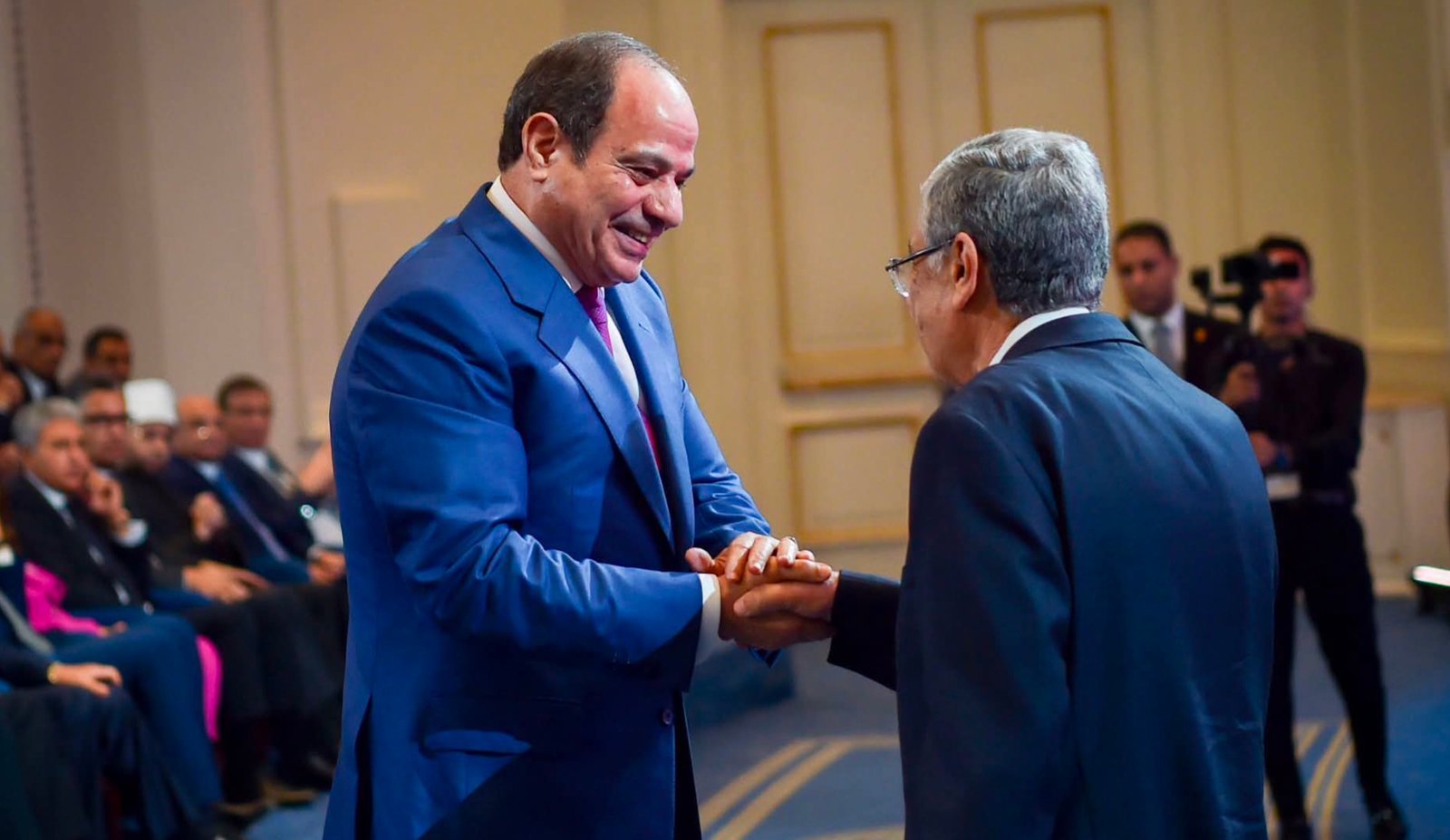 لفتة إنسانية من الرئيس السيسي مع الدكتور محمد شاكر وزير الكهرباء السابق