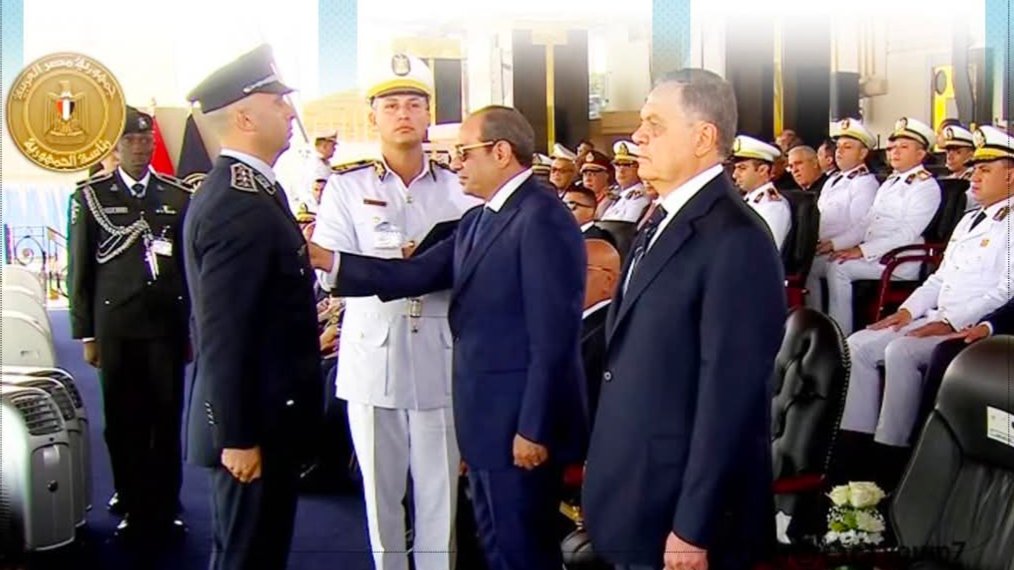 الرئيس السيسى يقلد أوائل خريجى أكاديمية الشرطة أنواط الامتياز بحفل التخرج