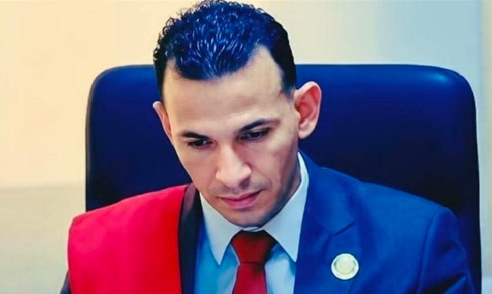 منصة القضاء في فيديوهات مزيفة.. اعترافات المتهم  بانتحال صفة قاضي تثير الجدل 