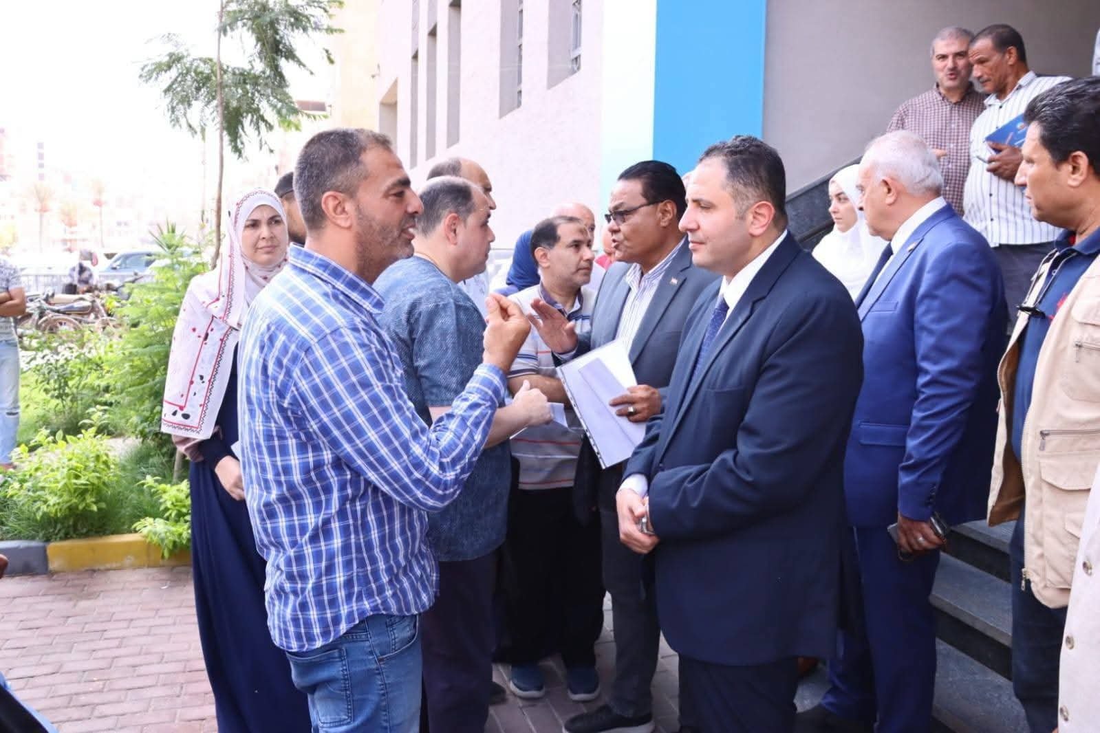 محافظ دمياط يستمع للمواطنين ويوجه بسرعة بحث مطالبهم