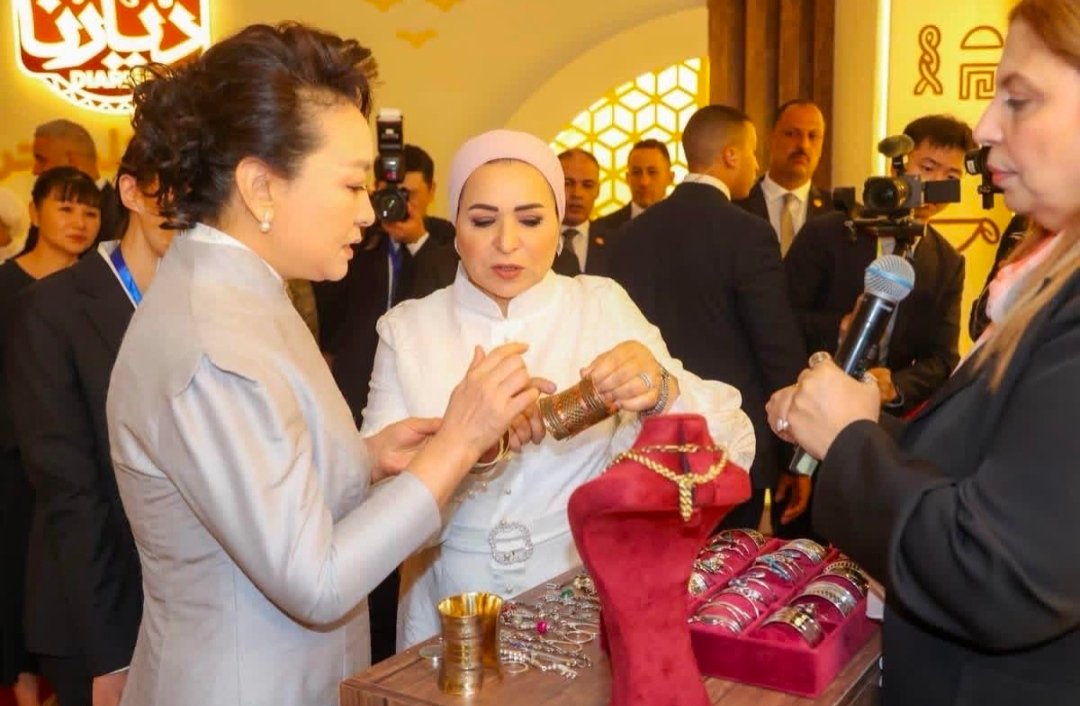 السيدة انتصار السيسي تعرب عن سعادتها باستقبال قرينة الرئيس الصيني وتؤكد عمق الروابط التاريخية بين البلدين