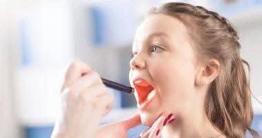 مش كل تعب يحتاج عملية.. متى يصبح استئصال اللوزتين ضرورة للطفل؟