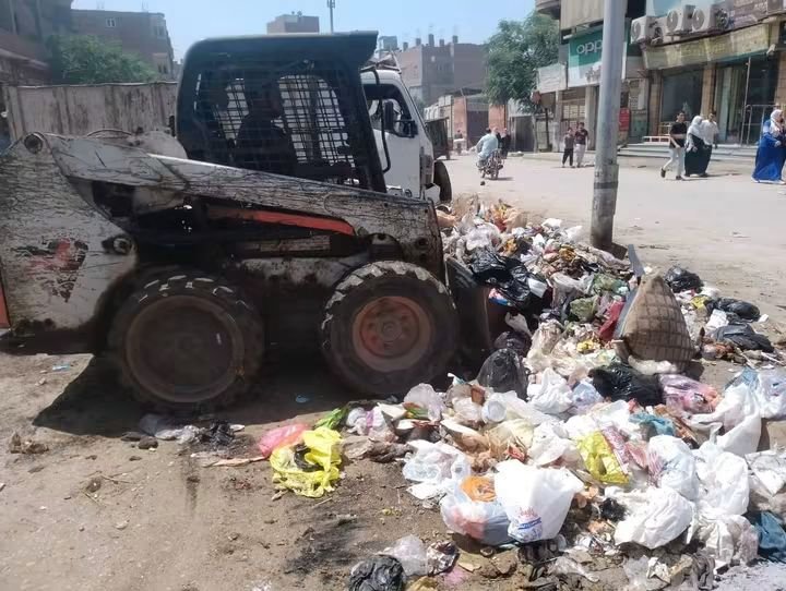 استمرار حملات النظافة بأبو النمرس.. رفع 315 طن مخلفات خلال الفترتين الصباحية والمسائية