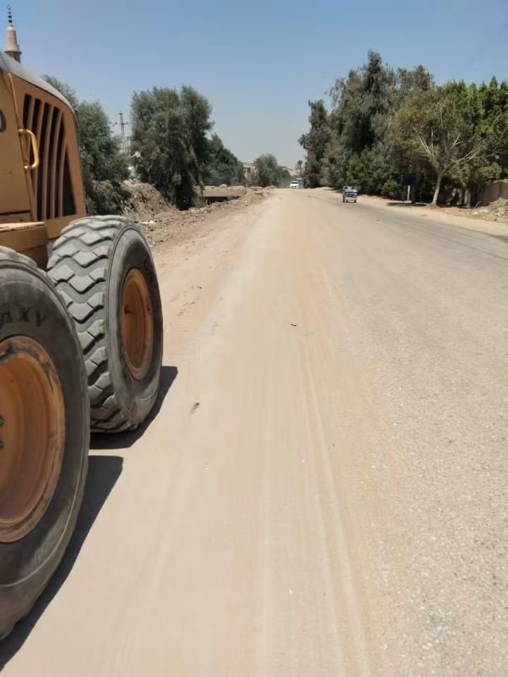 استمرار أعمال تجريد وتمهيد وتسوية الطرق بنطاق مركز ومدينة أبو النمرس