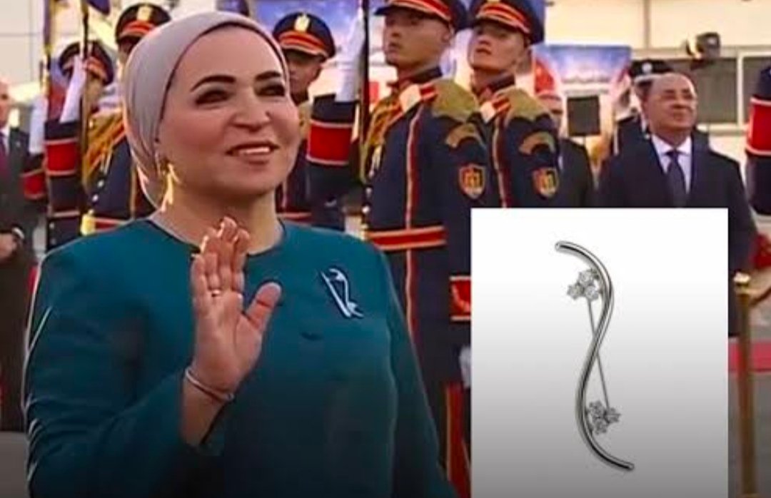 شياكة ورسائل فرعونية وصينية.. بروش السيدة انتصار السيسي يخطف الأنظار خلال استقبال الرئيس الصيني