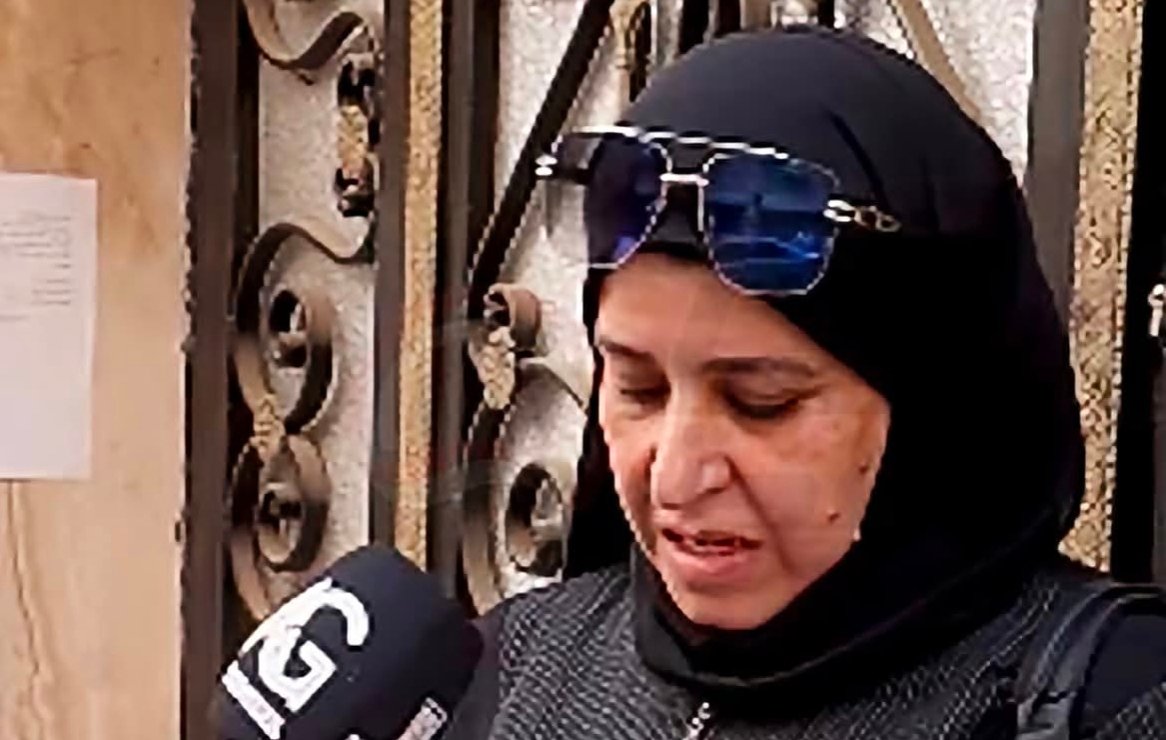 سيدة تبكي خلال لقاء