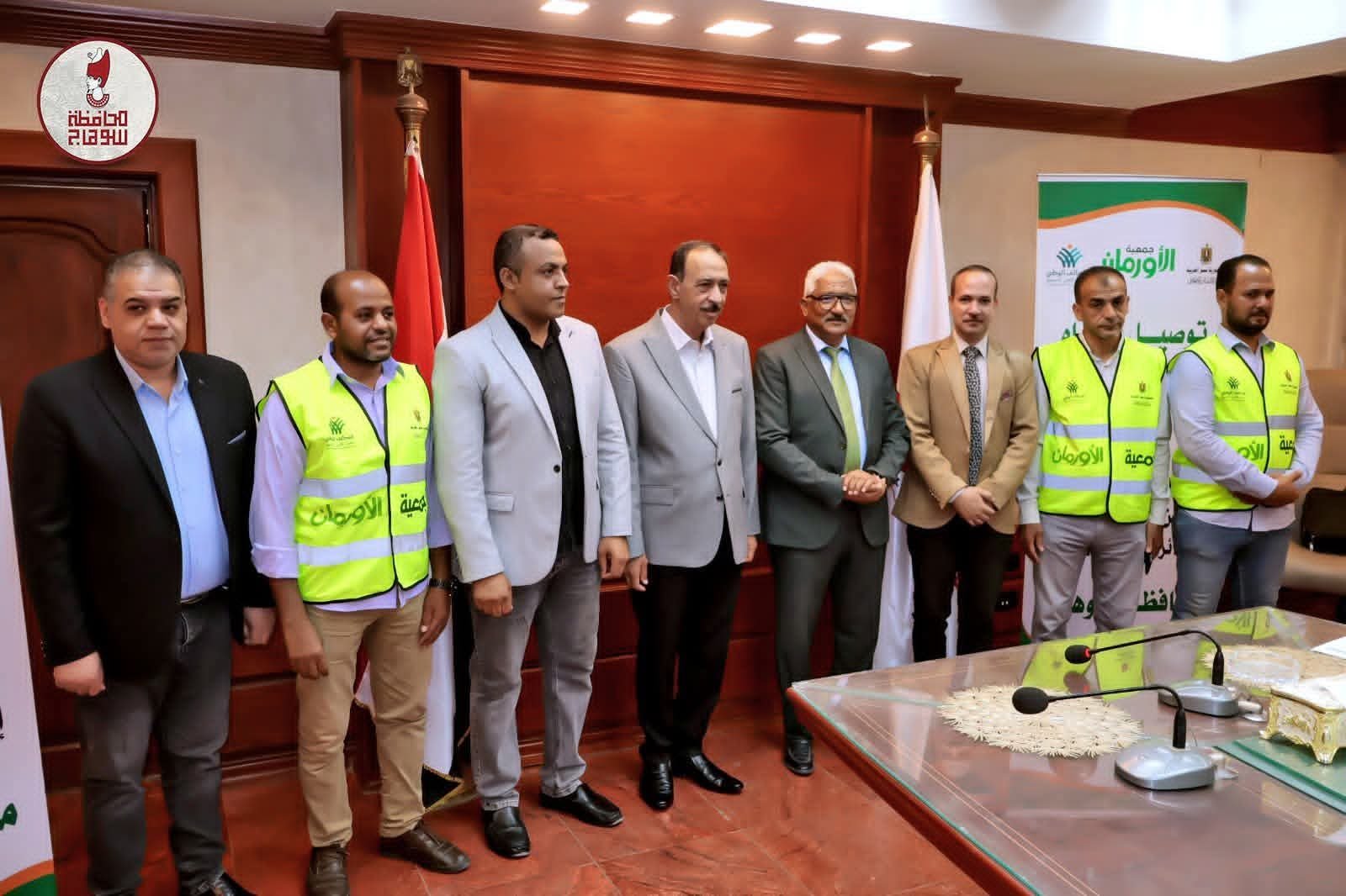 محافظ سوهاج يسلم 20 رأس ماشية ومليون جنيه لشركة المياه.