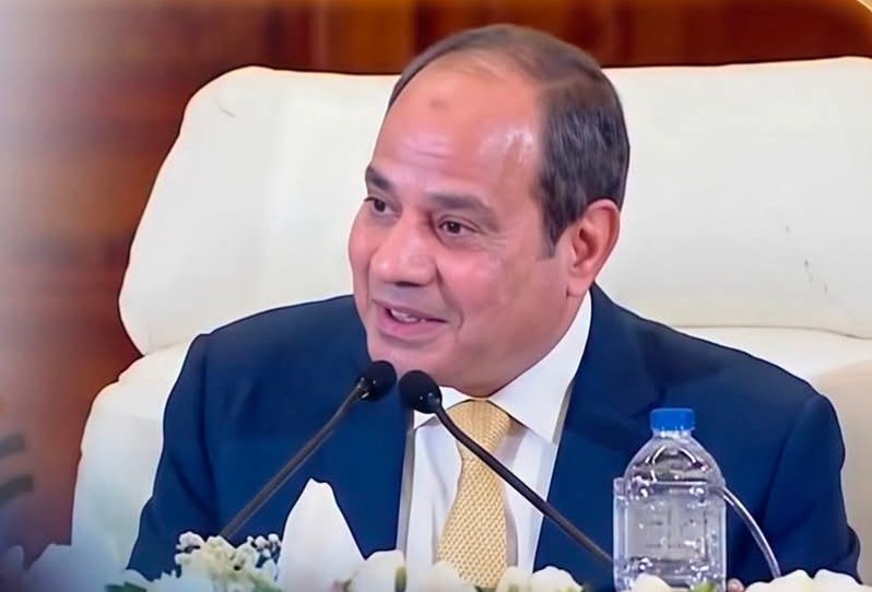 الرئيس السيسي يحذر من الإفراط في مواقع التواصل الإجتماعي.. ويستشهد بأحفاده